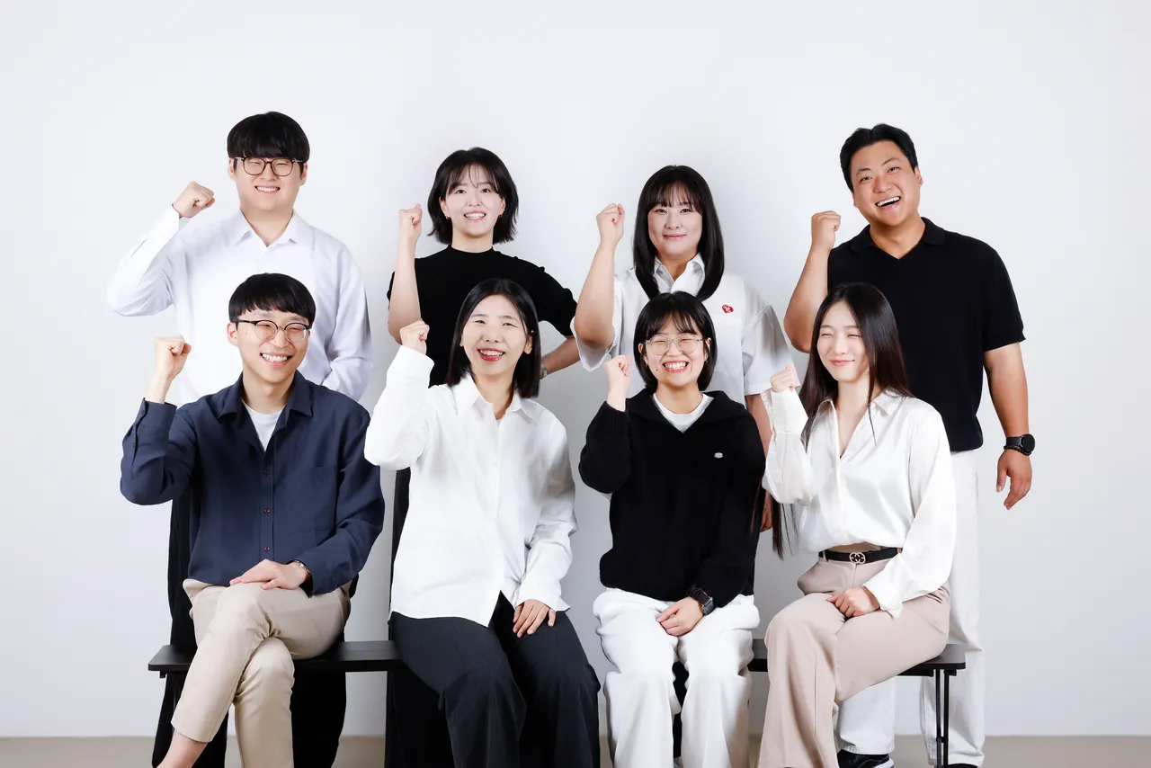 건창건축사사무소 직원 단체 사진. 왼쪽부터 윤예준, 김유나, 명장미, 문진수, 고세중, 김예리, 윤은지, 백종연